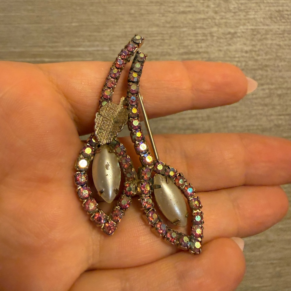 Glamorous Pink and Silver Teardrop Hinged Vintage‎ Brooch